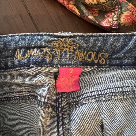 lightly distressed cuffed capri jeans - Picture 5 of 5